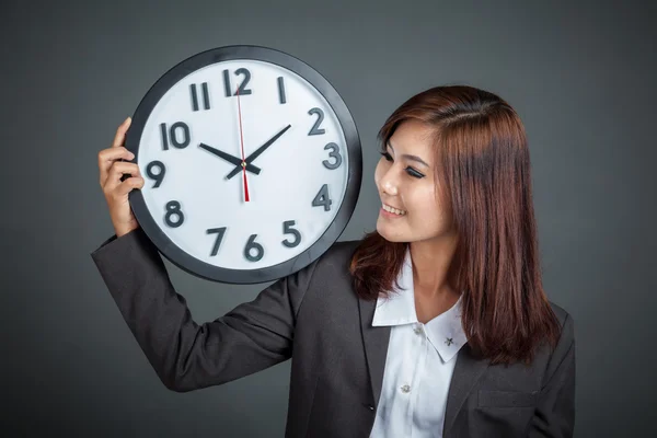 Asiática mujer de negocios mostrar un reloj en su hombro y sonrisa —  Fotos de Stock