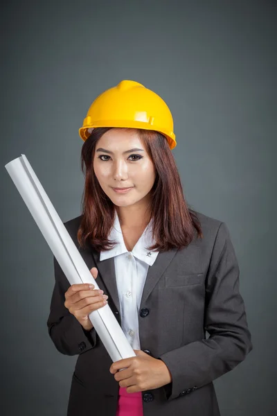 Asiático ingeniero chica hold un plano y sonrisa — Foto de Stock