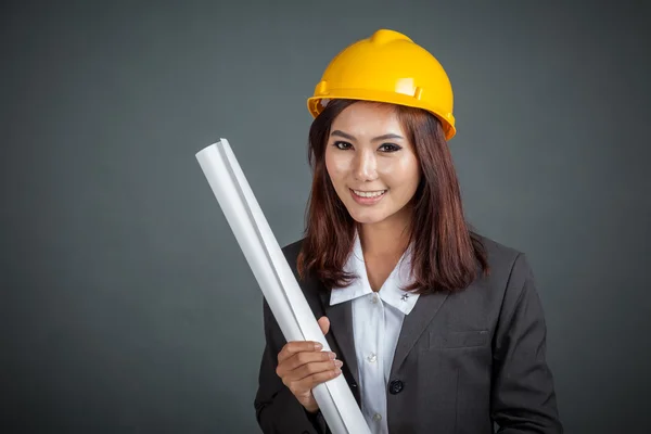 Aziatische ingenieur meisje houdt een blauwdruk en glimlach — Stockfoto