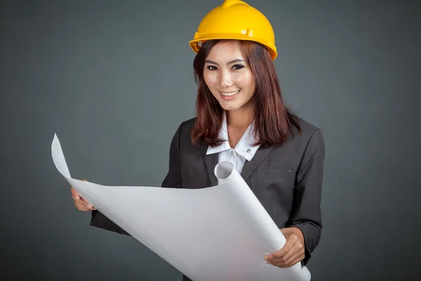 Aziatische ingenieur meisje glimlach houden een blauwdruk — Stockfoto