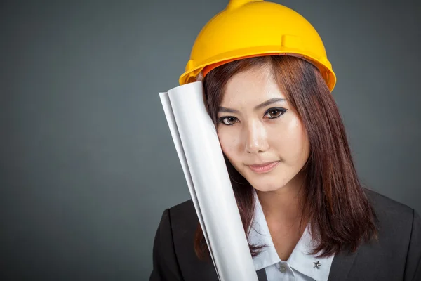 Close up chica ingeniera asiática sostener un plano y sonrisa — Foto de Stock