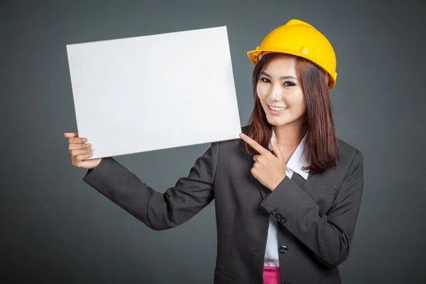 Asiático ingeniero chica punto a un blanco signo — Foto de Stock