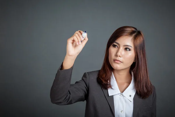 Aziatische business meisje schrijven in de lucht — Stockfoto