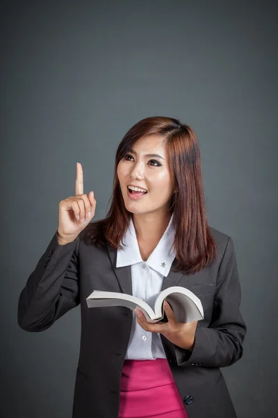 Asian business girl read a book come up with idea — Stock Photo, Image