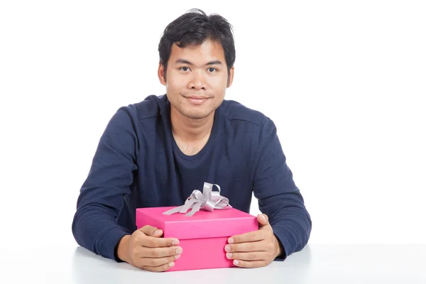 Asiático homem sorriso com uma caixa de presente rosa — Fotografia de Stock