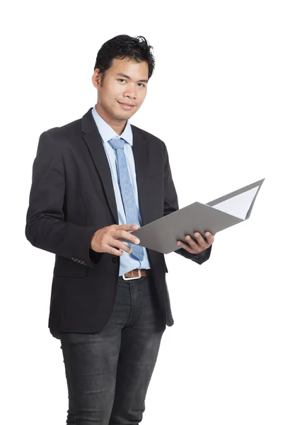 Asiático hombre de negocios abrir un carpeta y sonrisa — Foto de Stock