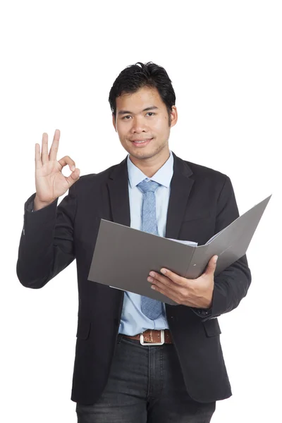 Азиатский бизнесмен показывает ОК знак с папкой — стоковое фото