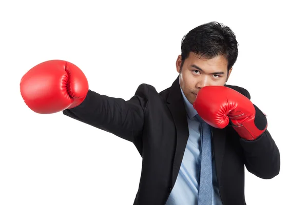 Asiatischer Geschäftsmann schlägt mit rotem Boxhandschuh zu — Stockfoto