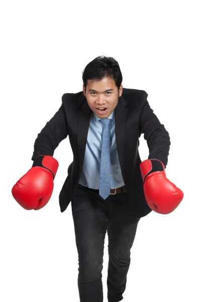 Азиатский бизнесмен делает смешную позу с красной боксерской перчаткой — стоковое фото