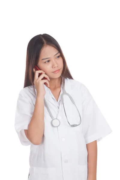 Asijské mladý lékař ženu s stetoskop používat mobilní telefon — Stock fotografie
