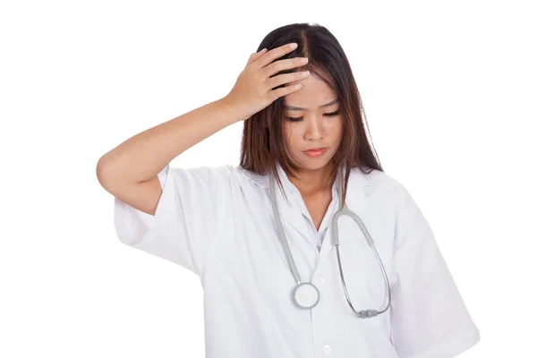 Porträt einer jungen asiatischen Ärztin hat Kopfschmerzen — Stockfoto
