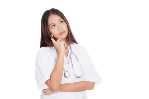 Portrait de jeune femme asiatique médecin pensée — Photo