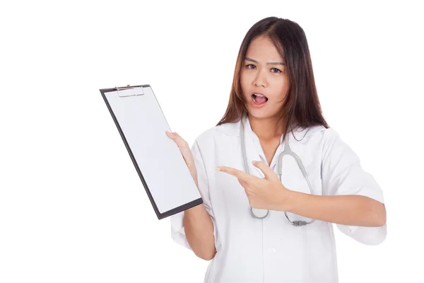 Enojado asiático joven mujer doctor punto a blanco portapapeles —  Fotos de Stock