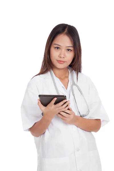 亚洲年轻的女医生与一台 tablet pc — 图库照片