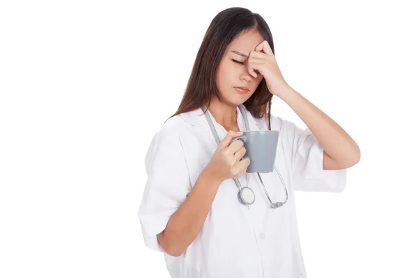 Asiatique jeune femme médecin eu mal à la tête avec une tasse de café — Photo