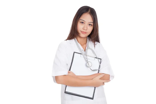 Азиатская молодая женщина-врач держит планшет — стоковое фото
