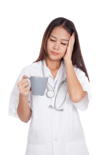 Asiática jovem médico feminino ficou doente com uma xícara de café — Fotografia de Stock