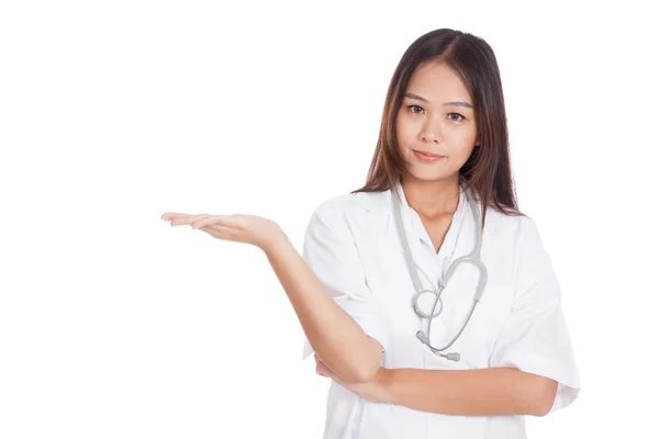 Asiatiska unga kvinnliga läkare Visa något på sin hand — Stockfoto