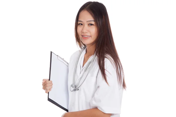 Jovem asiática médico segurar uma prancheta — Fotografia de Stock