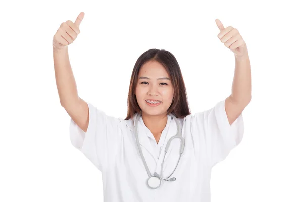 Jovem asiático médico feminino mostrar dois polegares para cima — Fotografia de Stock