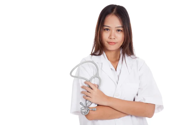 Jovem asiática médica segurar estetoscópio e sorrir — Fotografia de Stock