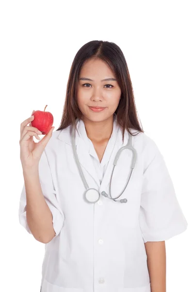 Молодая азиатка-врач показывает яблоко — стоковое фото