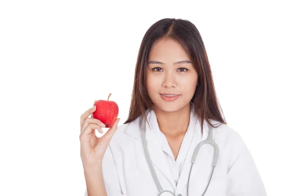 Giovane asiatico femmina medico sorriso spettacolo un apple — Foto Stock