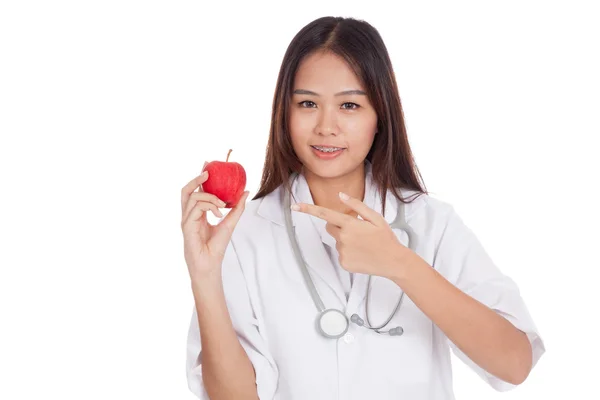 Unga asiatiska kvinnliga läkare punkt att ett äpple — Stockfoto