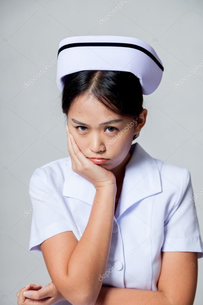 Жаркое соло от азиатской медсестры в душевой