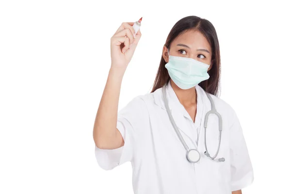 Giovane asiatica medico femminile con maschera scrivere con marcatore rosso — Foto Stock