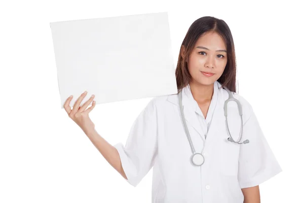 Pokaż młodych azjatyckich kobiet lekarza pusty znak — Zdjęcie stockowe