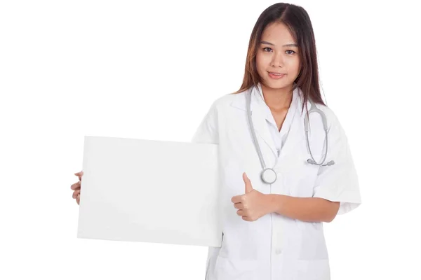 Pokaż młodych azjatyckich kobiet lekarza kciuk w górę i pusty znak — Zdjęcie stockowe
