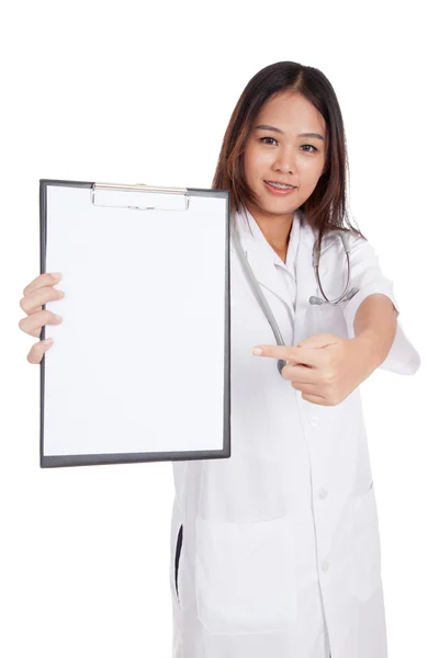 Young Asian female doctor point to a blank clipboard — Stock Photo, Image