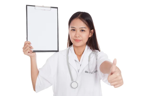 Jovem asiática médico polegares para cima com uma área de transferência em branco — Fotografia de Stock