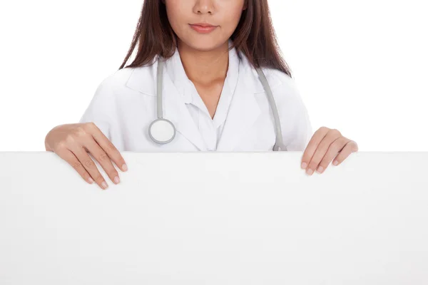 Junge asiatische Ärztin hinter leerem Schild — Stockfoto