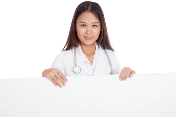 Giovane asiatico femmina medico standing dietro bianco cartellone bianco — Foto Stock