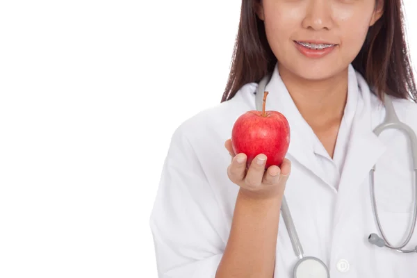 Gros plan jeune asiatique femme médecin sourire montrer pomme — Photo