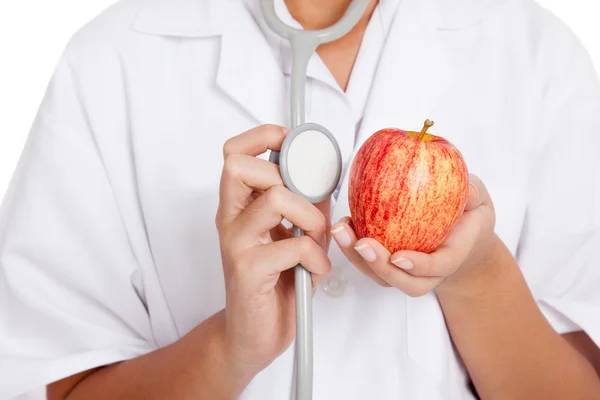 Dottore che ascolta una mela con uno stetoscopio — Foto Stock