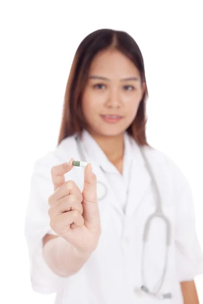Joven asiática médico mostrar una píldora — Foto de Stock