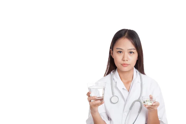 Молодая азиатская женщина-врач с водой и лекарствами — стоковое фото
