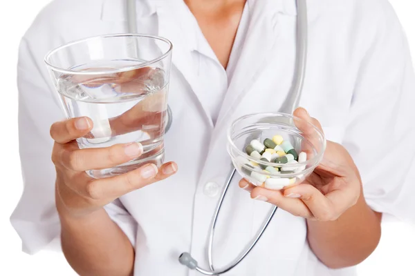 Medico con acqua e medicina — Foto Stock