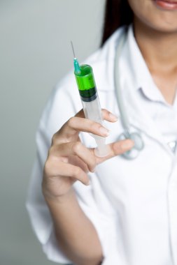 Genç Asyalı kadın doktor şırınga ile kapatmak