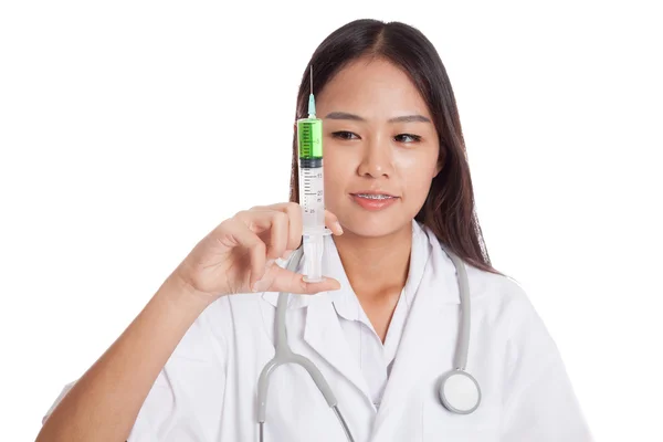 Jeune asiatique femme médecin sourire tenir seringue — Photo