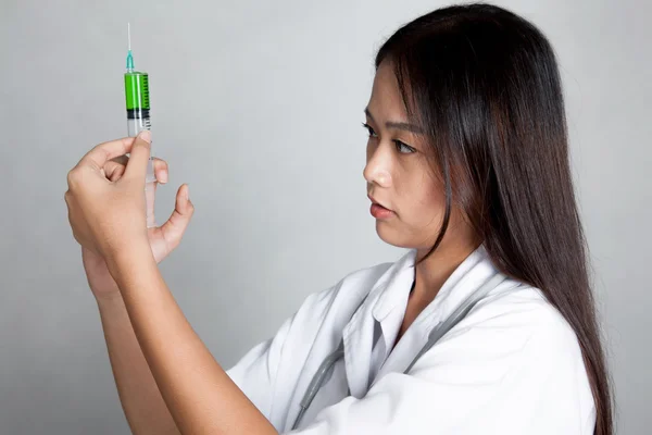 Unga asiatiska kvinnliga läkare kontrollera sprutan — Stockfoto
