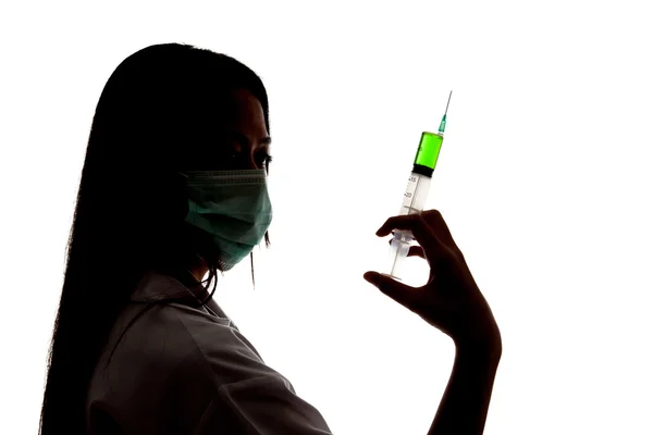 Azjatycki kobiece kobieta lekarz z maską trzymać strzykawka — Zdjęcie stockowe