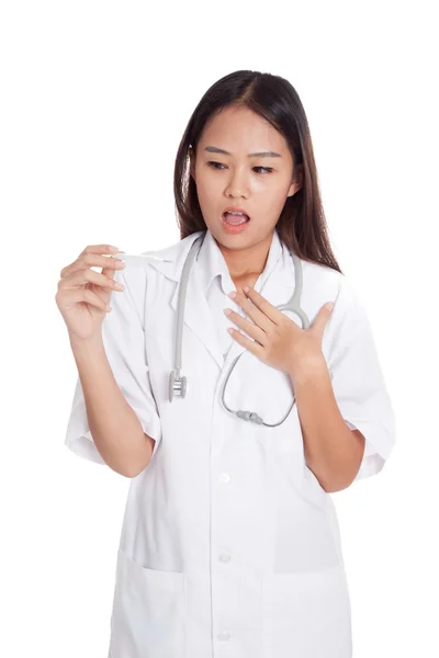 Joven asiática médico preocuparse con termómetro —  Fotos de Stock