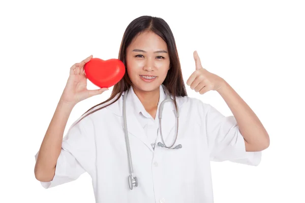 Молодая азиатка-врач показывает большие пальцы с красным сердцем — стоковое фото