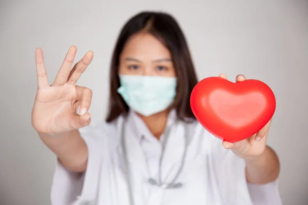 Asiatique femme médecin montrer OK avec rouge coeur — Photo