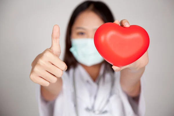 Joven asiática médico con corazón rojo — Foto de Stock