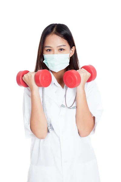 Ung asiatisk kvinnelig lege bærer maske med ringeklokke i begge hender – stockfoto